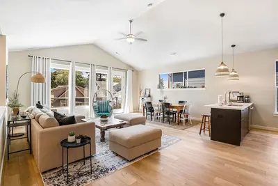 Image de Coastal getaway with deck, beach gear, & washer/dryer - walk to beach