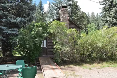 Image de 04) The Rustic Lodge