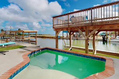 Image de Waterfront monthly rental with private pool, boat slip & 2 SUPs