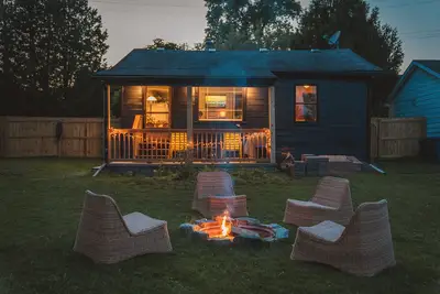Image de Up North feel in Clarkston, Lake cabin with kayaks