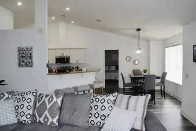 Image de Good Vibes On Gulf Near The Beach And Downtown