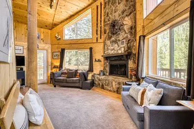 Image de Amazing A-frame with mountain-view deck - walk to lifts, fireplace, dog-friendly