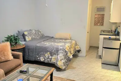 Image de Stylish Studio Apartment *Steps Away From Beach