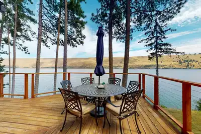 Image de Lake-view cabin on Wallowa Lake with large mountain-view deck
