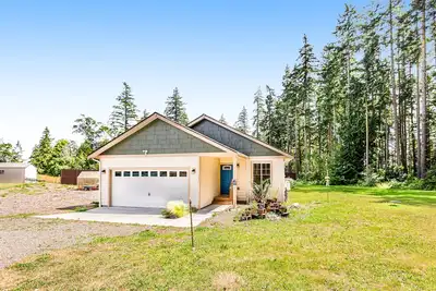 Image de Newer, dog-friendly home at the forest's edge with patio & WiFi - near downtown