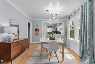 Image de Spacious 4 Bed Home with Backyard Oasis 52