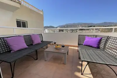 Image de Appartement ensoleillé de 3 lits à seulement 7 minutes de marche de la plage.