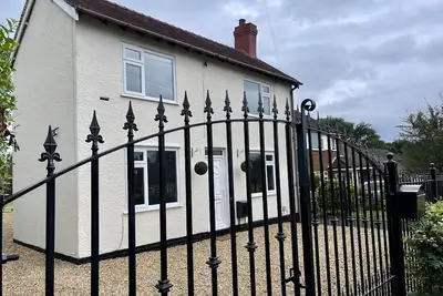 Image de Delightful 2 bed detached home with secure parking