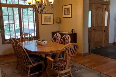 Image de Bakers Dozen Family-Sized Home close to Academy