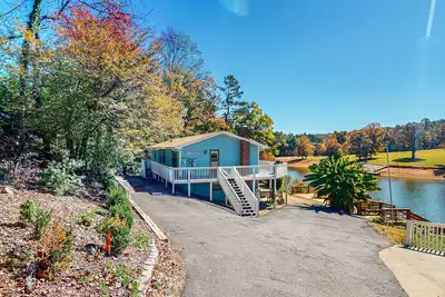 Image de Lakefront home with dock, deck, gazebo, pool table & amazing views