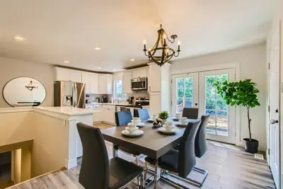 Image de New, Spacious 5b w\/Backyard |Pet Friendly| Near Dt