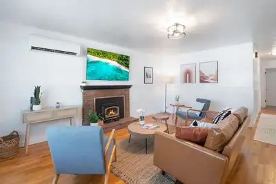 Image de Modern Bliss: Chic Retreat w/ Stylish Amenities, Ideal for Vacation & Family Fun