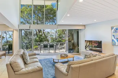 Image de Spacious 3 bedroom luxury apartment has beautiful views over Little Cove beach