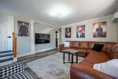 Image de 2br Big House near downtown w/free Parking/Ev Charger-Holiday Ready