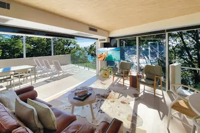 Image de This apartment is north facing with gorgeous views over Little Cove beach