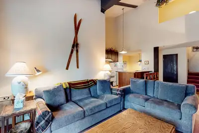Image de Comfy, lofted condo close to slopes with balcony, views, hot tub, & fireplace