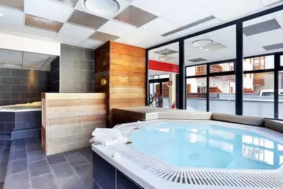 Image de Confortable appartement pour 10 personnes avec bain à remous, Wifi, Tv, animaux admis et parking