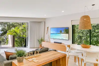 Image de This beautiful two bedroom apartment is situated overlooking Little Cove Beach