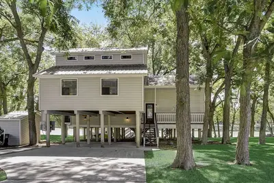 Image de Riverfront retreat with large lawn, deck, patio, kayaks, fireplace, & central Ac