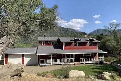 Image de Farmhouse-style home with mountain and river views
