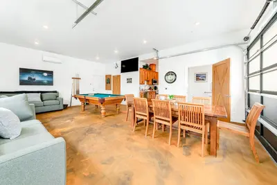 Image de Dog-friendly, brand new home with pool table, Ac & washer\/dryer - near beach