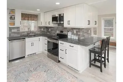 Image de *New* Cheerful Waterfront Home with King beds.