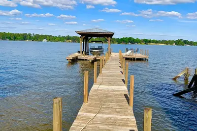 Image de Lakeside Cottage with Boathouse, lift and dock