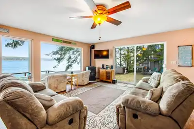 Image de Waterfront retreat with firepit, grill, deck & washer/dryer