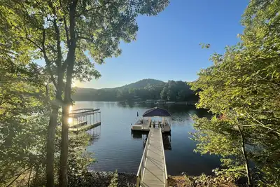 Image de Lakefront home with private hot tub, dock, 2 decks & fireplace