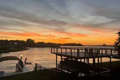 Image de Waterfront Lake House with included boat slip