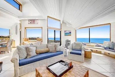 Image de Bright, quiet home with amazing ocean/bay view, private hot tub & beach access