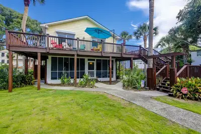 Image de Ground-floor duplex steps to beach with screened porch & WiFi
