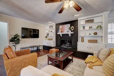Image de Lake Hefner / Spacious King Bed / Foosball & Games
