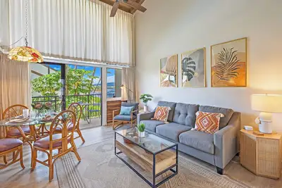 Image de Sleep to the Sound of Ocean Waves ~ Boho Chic Oceanview Beachfront Condo