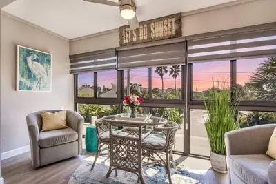 Image de Renovated, Walk to Beach, Heated Pool, Top Floor, Ready to Book! Shuffleboard Clubhouse