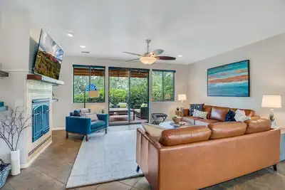 Image de Experience luxury in this 3-bedroom home with stunning red rock views in Sedona.