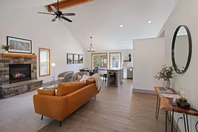 Image de Hot Tub, Ac, Beautiful, Fully Fenced Yard, Close to Everything!