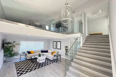 Image de Recently renovated centrally-located Disney themed SoCal family home with pool.