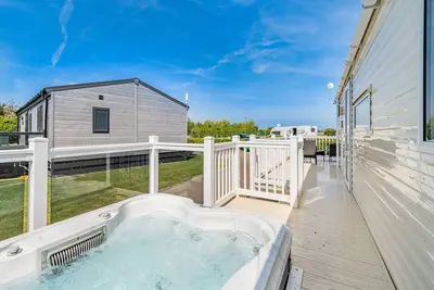 Image de Brand new for 2021. Outstanding, spacious caravan with one double and two twin bedrooms.