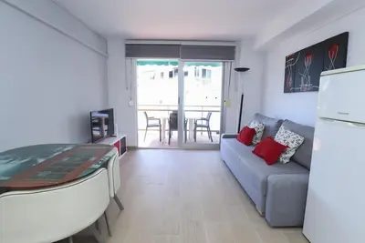 Image de Appartement Confortable avec Terrasse Privée Face à la Mer - 2 Chambres, Climatisé