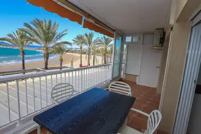 Image de Appartement Face à la Mer avec Grande Terrasse et Accès Direct à la Plage - 1 Chambre, 1 Salle de Bain