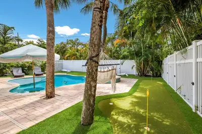 Image de Out of Office by Beach Boutique Rentals