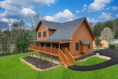 Image de New 2022, Pool Access, Mini Golf, Firepit, Hot Tub, Tennis, 5 mi to Pigeon Forge