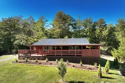 Image de Newly Remodeled Private Cabin - Hot Tub, Firepit, Video Arcade Game