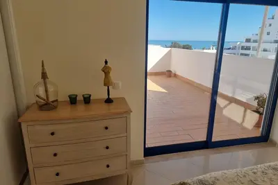 Image de Appartement de vacances 'Pérola do Atlântico by the Sea' près de la plage, avec piscine et Wi-Fi.