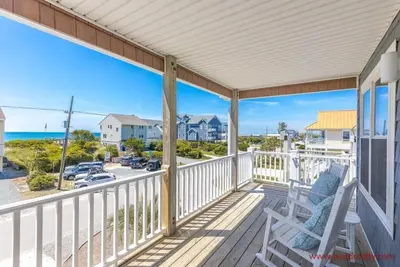Image de By George Beach House - Gorgeous 4 Br Home;  Easy Beach Access! Dog Friendly!