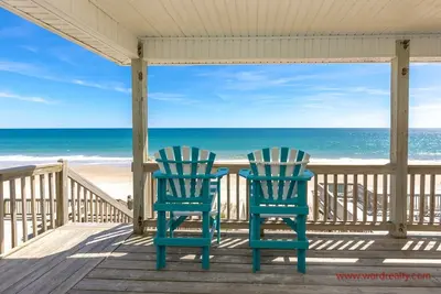 Image de Belle's Beach House - Oceanfront! Gorgeous 4 Br Home with Covered Porch