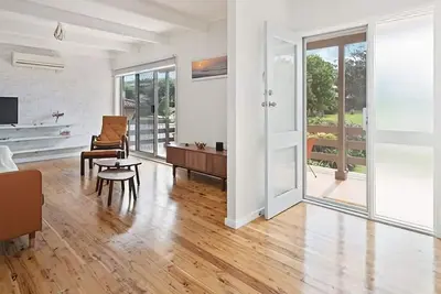 Image de Surf Beach Retreat - walk to the beach