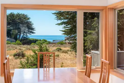 Image de Lovely views, walk to Shell Beach, Ev charger!