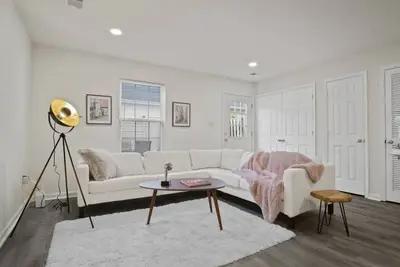 Image de Spacious 3 Lvl, 3 Bedr + Attached Baths, Close to Airport ✈ and Attractions